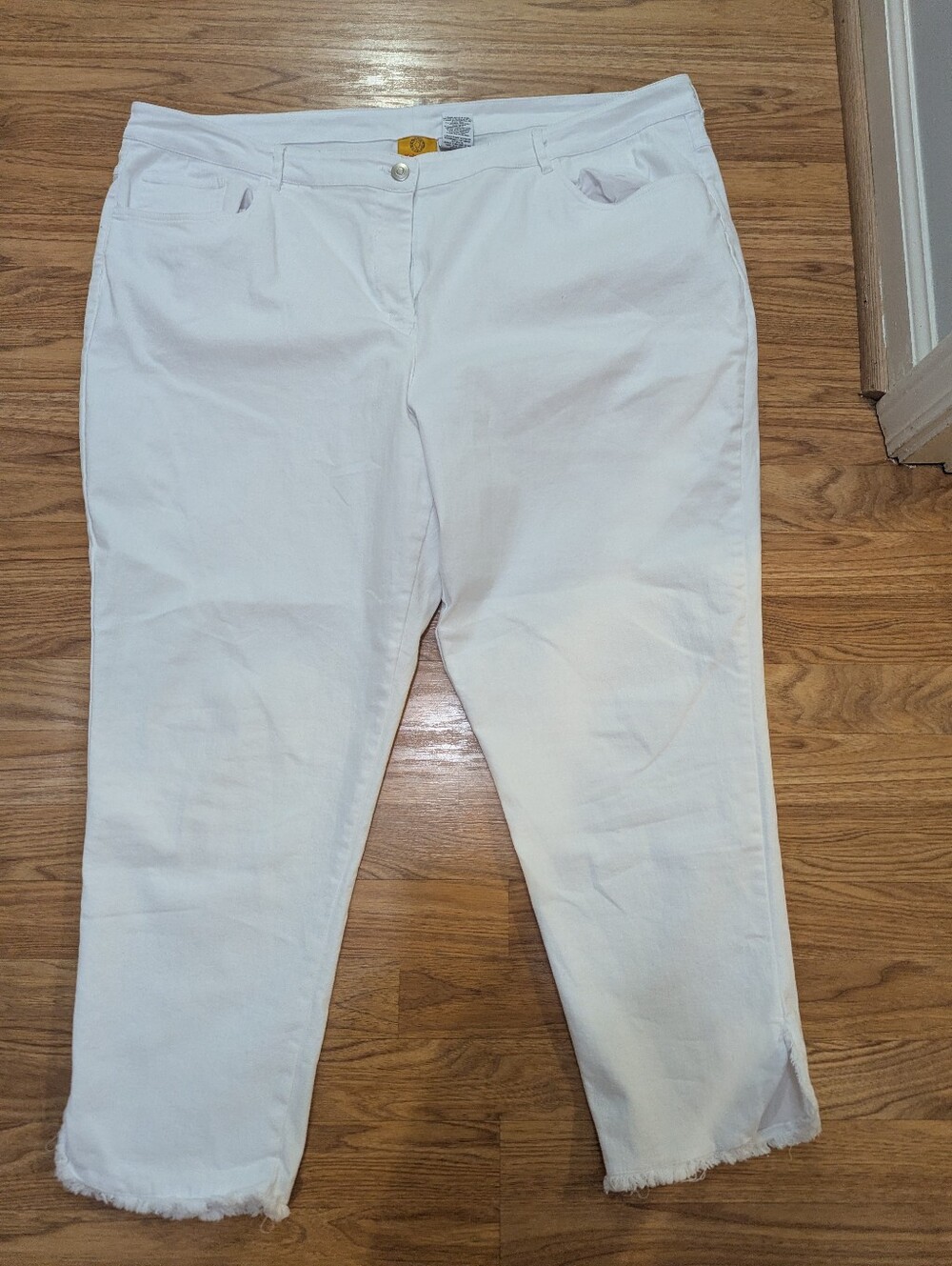 Ruby Rd. White Cropped Frayed Hem Jeans - Picture 1 of 4